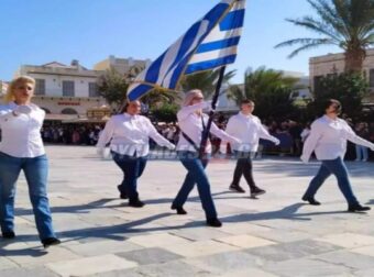 28η Οκτωβpίου: Ξεχωριστή παρέλαση στη Σύρο – Σημαιοφόρος η μητέρα και παραστάτης ο γιος στη Σύρο